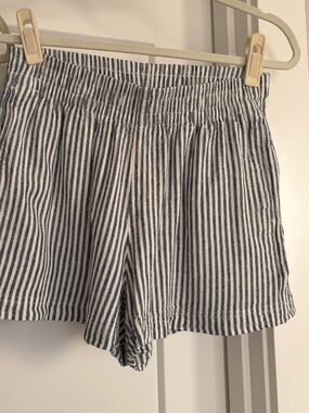 Old Navy Linen Blend Striped Women’s Pull on Shorts, Small